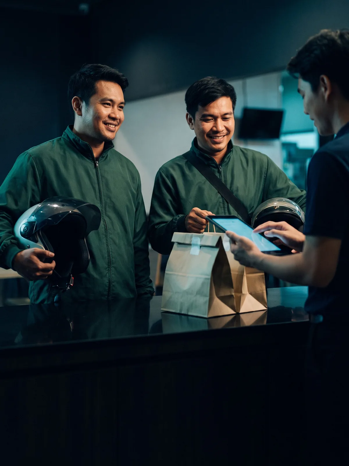 ไรเดอร์รับออร์เดอร์ที่จุดรับสินค้าของร้านอาหาร